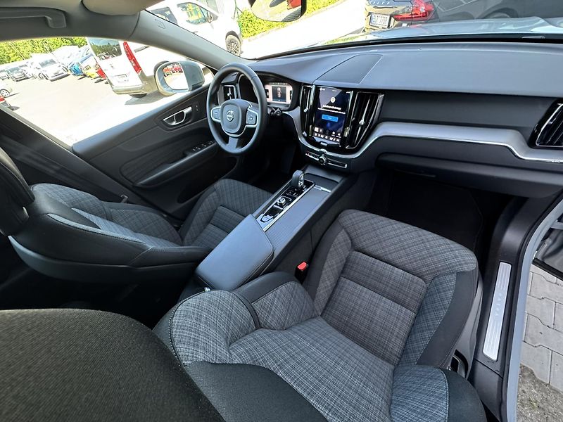 Volvo XC60 B5 AWD (benzín) CORE 1.maj. - fotka 15 z 46