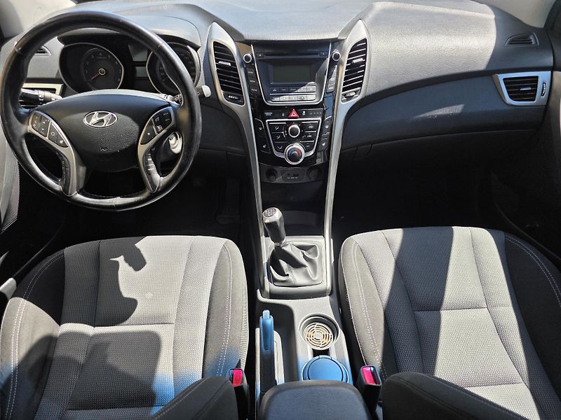 Hyundai i30 (2014) 1.6-NÍZKÉ KM-nová STK-CEBIA - fotka 12 z 16