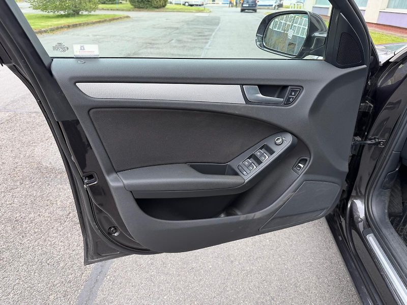 Audi A4 2,0 TDi Quattro /1.maj./ ČR /  - fotka 9 z 30