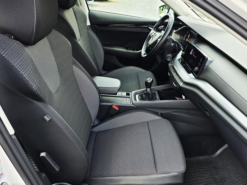 Škoda Octavia 2.0 TDI AMBITION PLUS 1.MAJ ČR - fotka 18 z 37