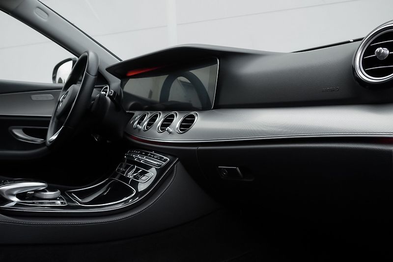 Mercedes-Benz Třídy E E  220 d AMG LINE - fotka 24 z 27