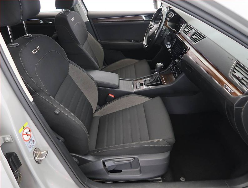 Škoda Superb (2022) Scout 2.0 TDI, Scout - fotka 9 z 29