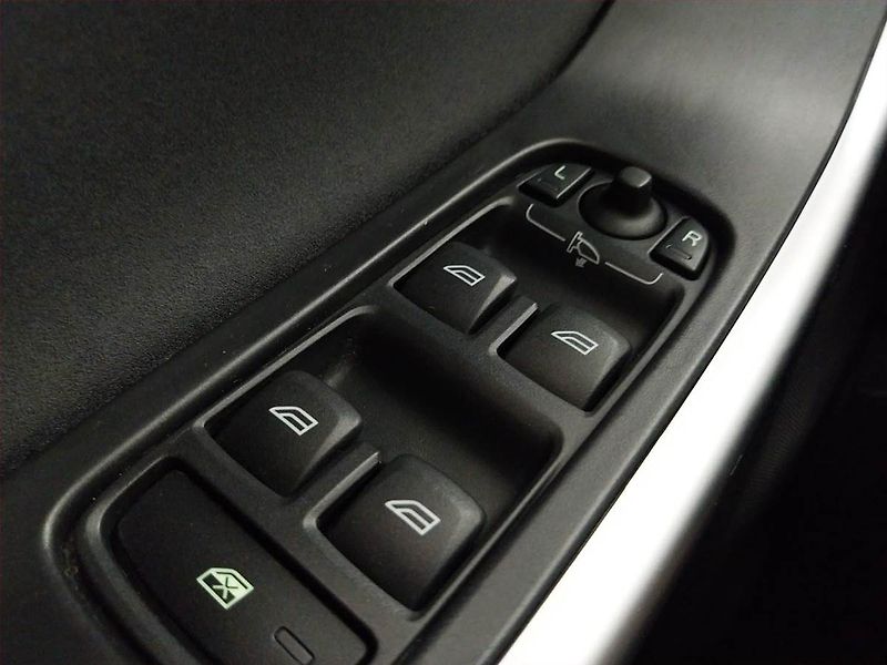 Volvo XC60 (2011) Momentum D4, Navi, Xenony - fotka 17 z 21