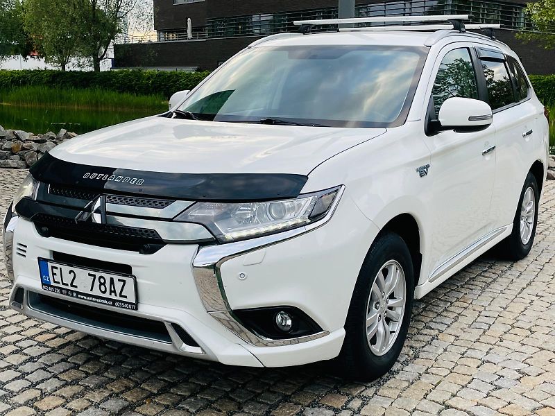 Mitsubishi Outlander 2.4i+HYBRID 4x4 SERVISKA TAŽNÉ - fotka 2 z 53