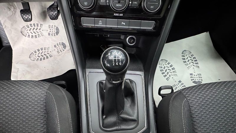 Volkswagen Touran (2016) 2.0TDI 110KW - fotka 10 z 25