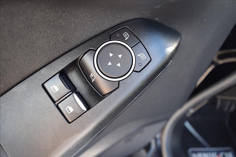 Ford Fiesta 1,0 i 73KW AUTOMAT NÍZKÉ KM - fotka 29 z 45