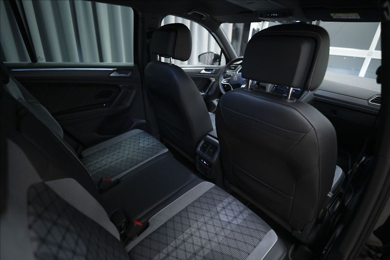 Volkswagen Tiguan 1,4 TSI DSG eHYBRID R-LINE ČR - fotka 10 z 46