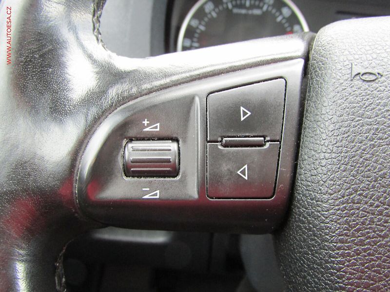 Škoda Octavia (2010) 1.6 TDi, Xenon, autoAC - fotka 19 z 20
