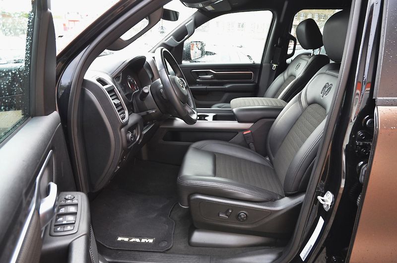Dodge RAM (2022) 1500 BIGHORN 5.7 V8 HEMI 4x4  - fotka 23 z 51