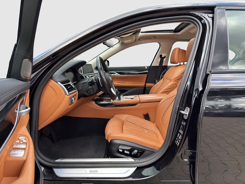 BMW Řada 7 730d xDrive Limousine - fotka 2 z 21