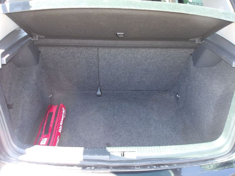 Volkswagen Golf 1,4i 16V KLIMA,VÝHŘEVY,ŠÍBR ! - fotka 20 z 26