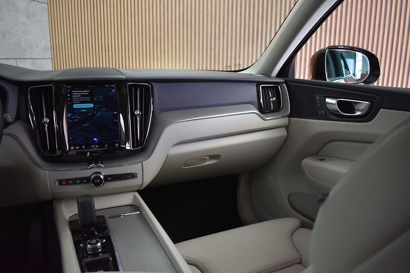 Volvo XC60 B5 184kW DARK PLUS*DPH*ČR 1.M* - fotka 9 z 39