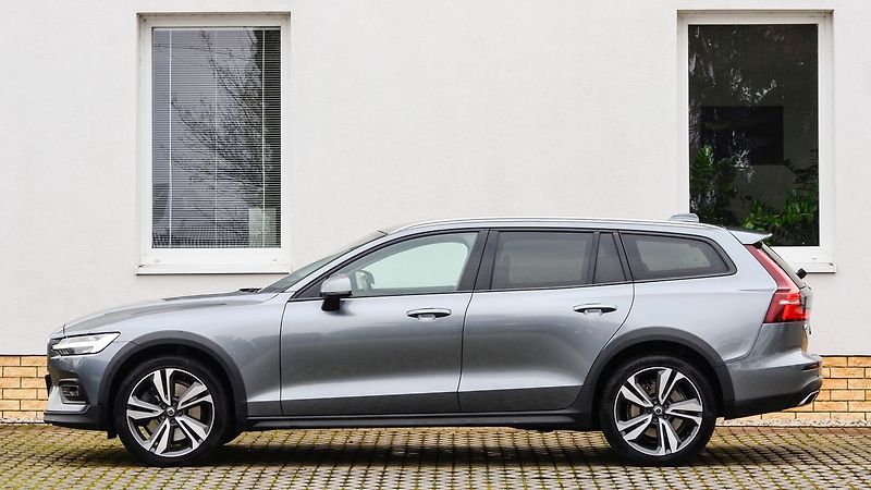Volvo V60 CC/B4/AWD/Momen/TažZ/H&K/Ihned - fotka 8 z 24