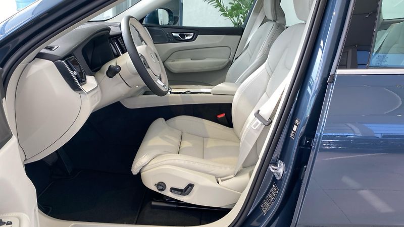 Volvo XC60 (2026) ULTRA BRIGHT, B5 AWD, 184+10 k - fotka 8 z 15