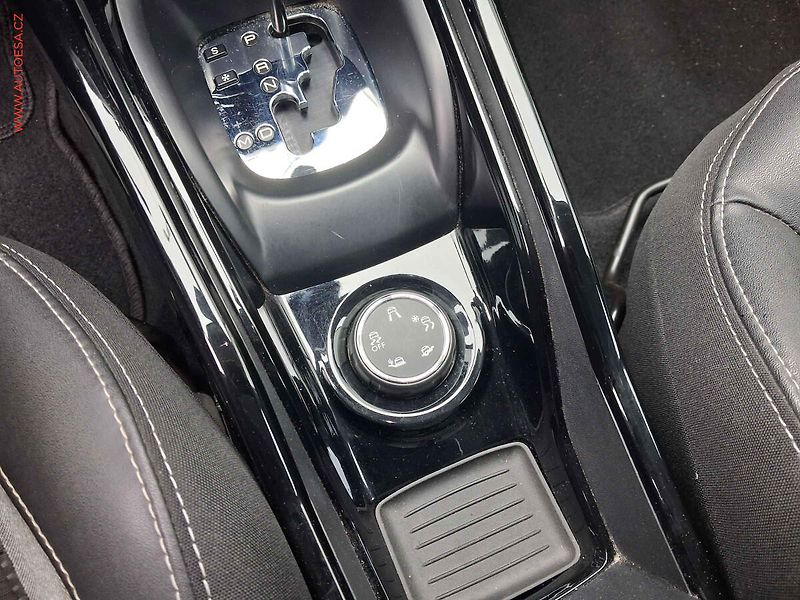 Peugeot 2008 (2019) 1.2 PT, Allure, AT, navi - fotka 16 z 18