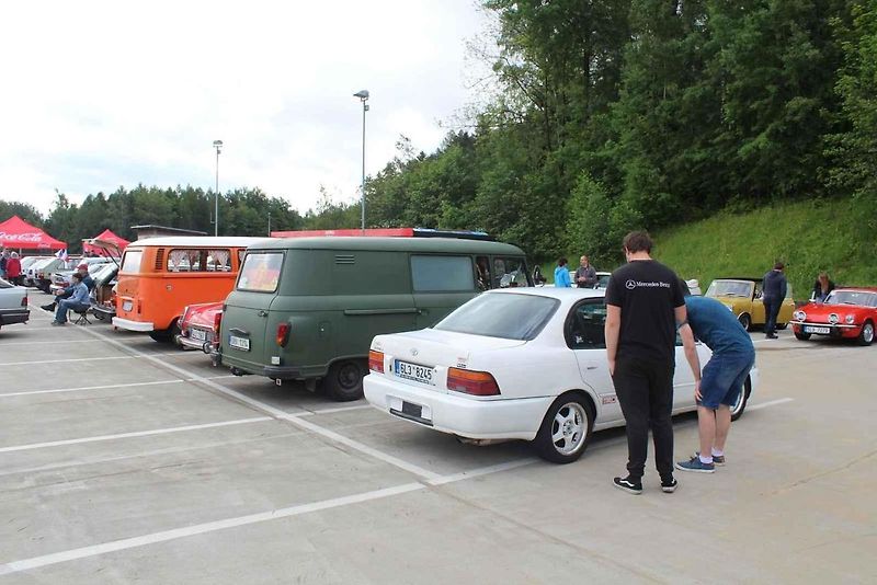 Na Centrální parkoviště P1 ve Skiareálu Ještěd se sjelo přes sedm desítek účastníků.