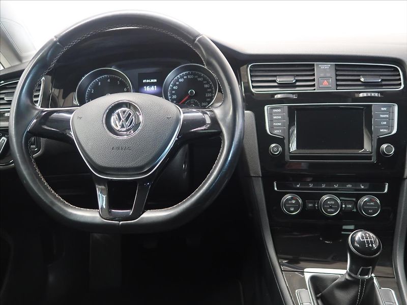 Volkswagen Golf 1,4 TSI 1.majitel - fotka 27 z 33