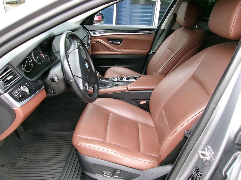 BMW Řada 5 (2010) 520d combi  - fotka 9 z 28