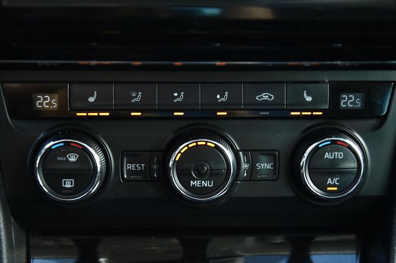 Škoda Superb 2.0TDi 140kW PANORAMA TAŽNÉ - fotka 20 z 27