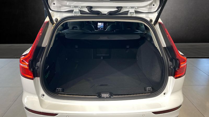 Volvo V60 (2026) PLUS DARK, B4, 145+10 kW / 197 - fotka 7 z 14