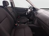 Volkswagen Golf (2000) 1.6 16V, Klima, pěkný stav - náhled 9