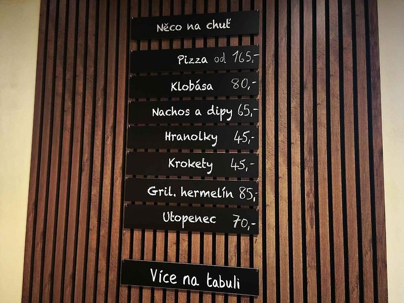 Holmes pověsil pátrání na hřebík a teď v Čechách krájí tlačenku, čepuje pivo a griluje klobásy.