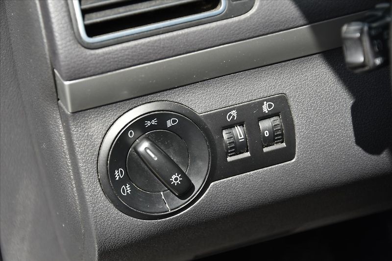 Volkswagen Touran 1.6TDI 77kW KLIMA SERVIS.KNIHA - fotka 15 z 20
