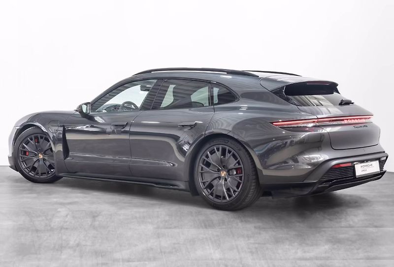 Porsche Taycan GTS Sport Turismo Burm HuD Inn - fotka 5 z 26