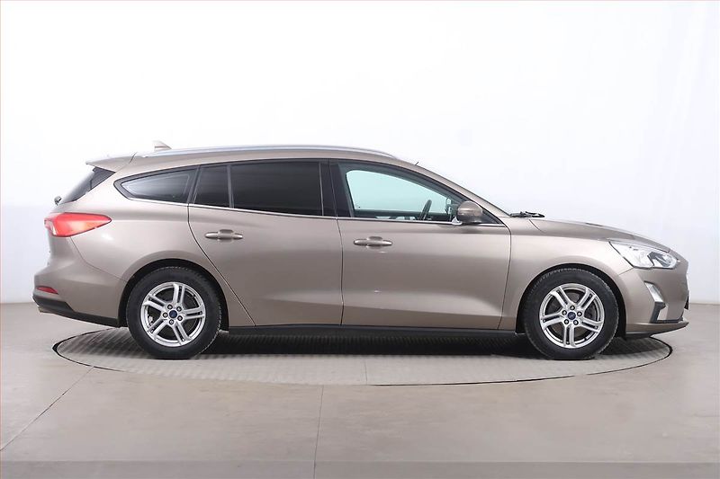 Ford Focus (2018) 1.0 EcoBoost, Tempomat - fotka 6 z 14