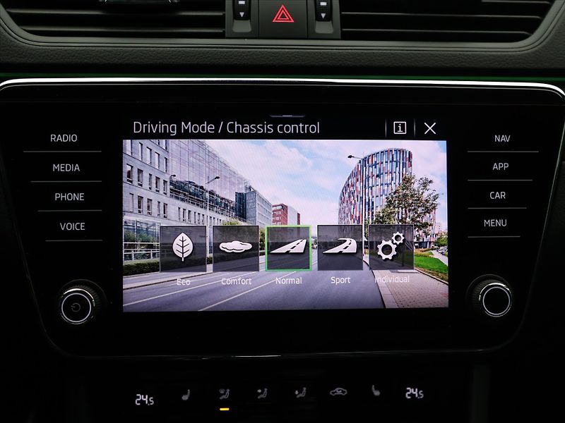 Škoda Superb 2,0 TDI DSG 4x4 Sportline DPH - fotka 24 z 36