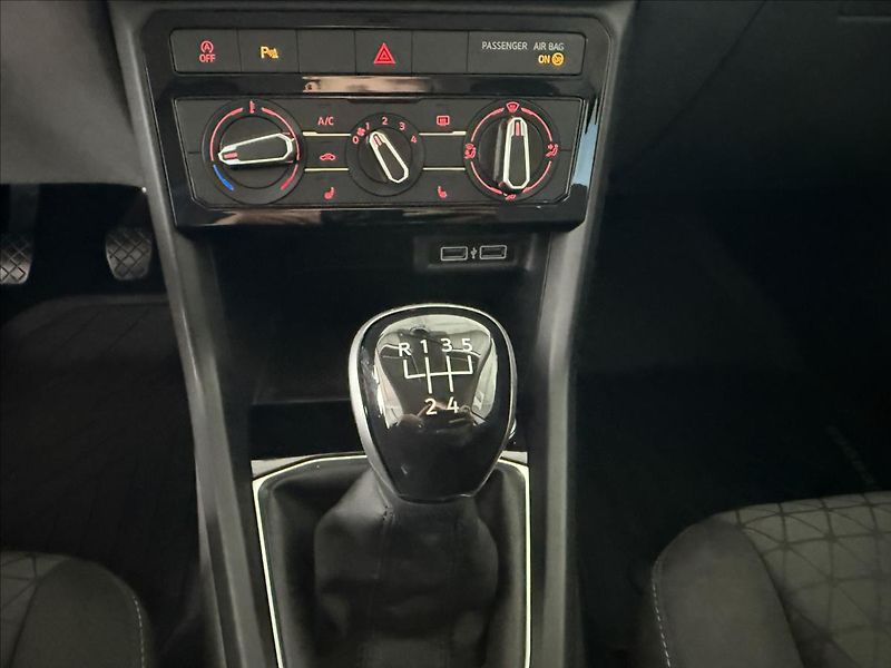 Volkswagen T-Cross 1,0   TSI 70kW,LIFE,SERVISKA - fotka 19 z 23