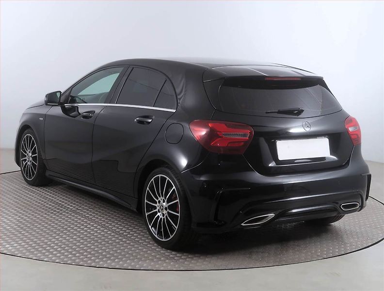 Mercedes-Benz Třídy A (2017) AMG line A 180, Kůže, Navi - fotka 4 z 15