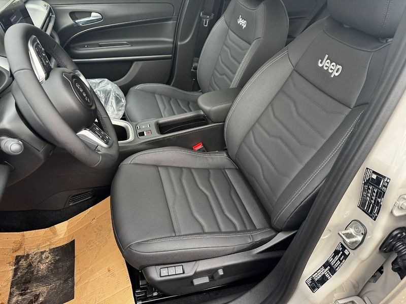 Jeep Avenger 4xe Upland 1.2 Turbo e-Hybrid - fotka 12 z 12