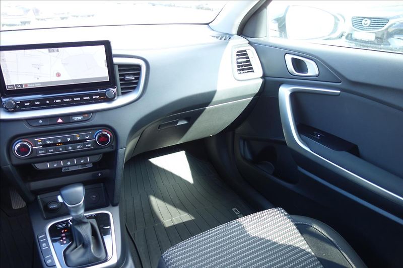 Kia Ceed 1,5 T-GDi,ČR,1 MAJ.,SERV.KN. - fotka 19 z 40