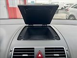 Volkswagen Touran 1,6 TDi  NAVI / kamera / ALU - náhled 28