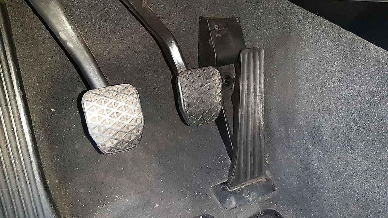 Přední část jakoby byla z většího vozu, než ta zadní. Tuto asymetrii ale BMW dotáhlo do extrému až u některých kusů jedničkové řady.