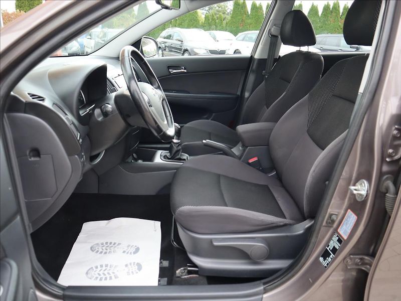 Hyundai i30 1,6   i SW DigiKlima,Tempomat, - fotka 7 z 28