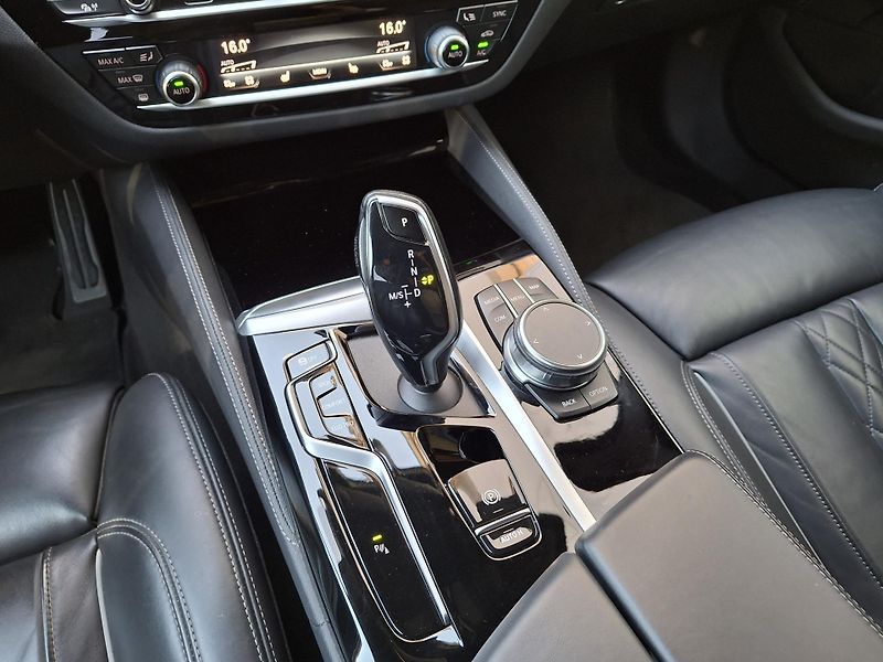 BMW Řada 5 540d xDrive Touring M-Sport - fotka 13 z 16