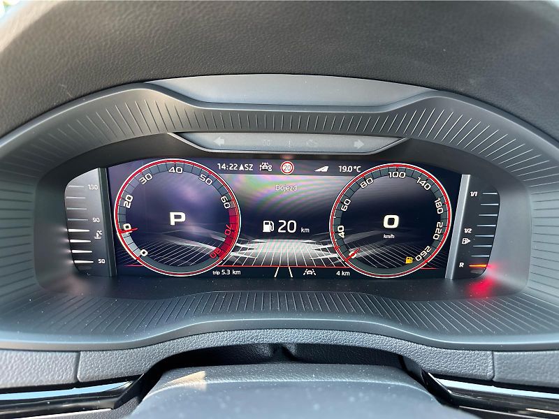 Škoda Karoq 1,5 TSI 110 kW SPORTLINE DSG - fotka 13 z 30