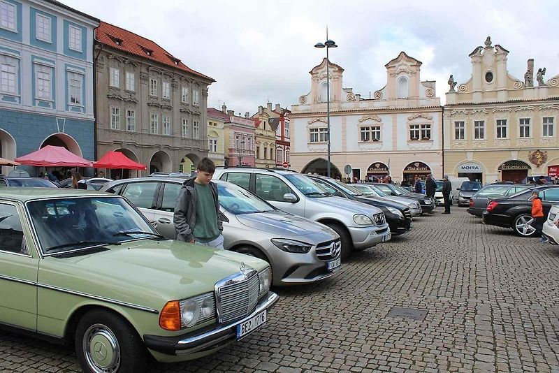 Sraz vozů značky Mercedes na Karlově náměstí v Kolíně.