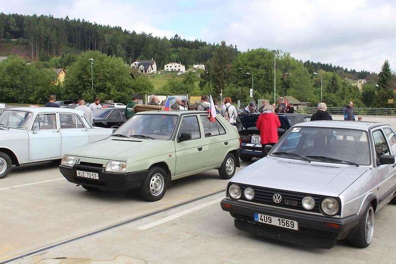 Na Centrální parkoviště P1 ve Skiareálu Ještěd se sjelo přes sedm desítek účastníků.