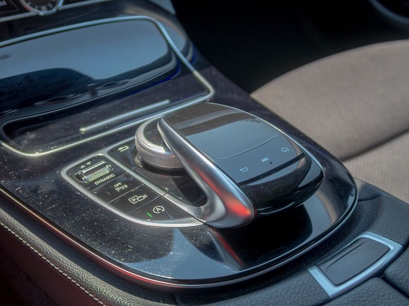 Mercedes-Benz Třídy E (2018) ČR 220CDI 143KW 4x4 – 2x PNEU - fotka 30 z 52