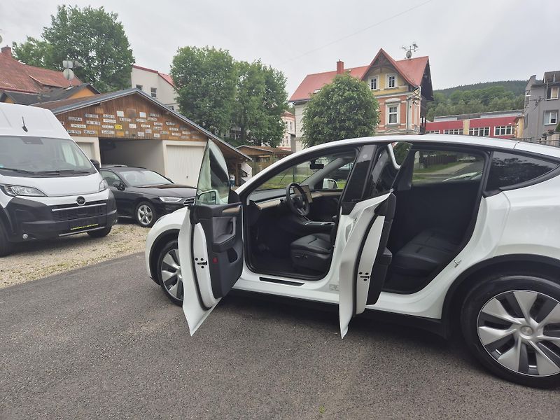 Tesla Model Y LONG RANGE DUAL MOTOR  92% - fotka 13 z 50