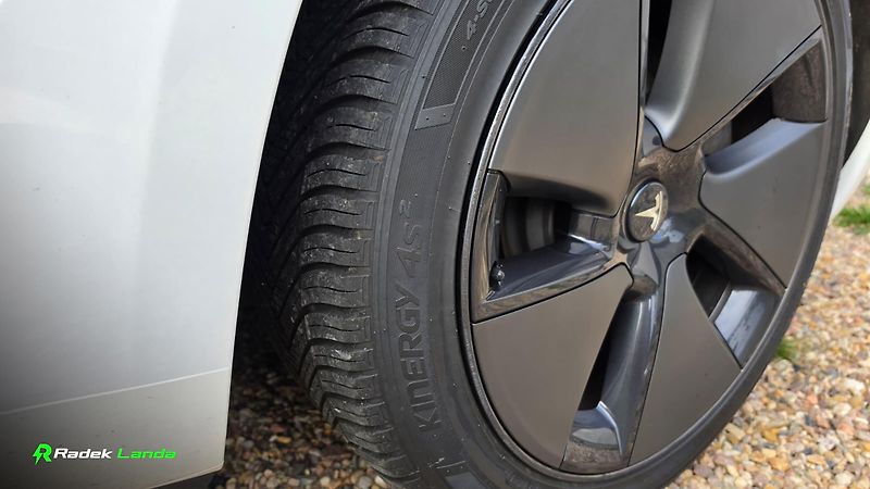 Tesla Model 3 (2021) Standard Range+, LFP, Tažné - fotka 9 z 12