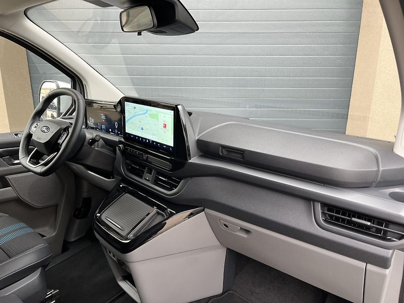 Ford Tourneo Custom (2025) AWD 170 PS Sport el. TZ,DPH - fotka 15 z 49