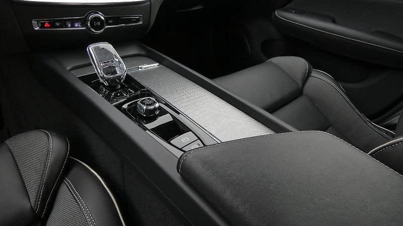 Volvo S60 B5 AWD Ultimate Dark - fotka 6 z 21