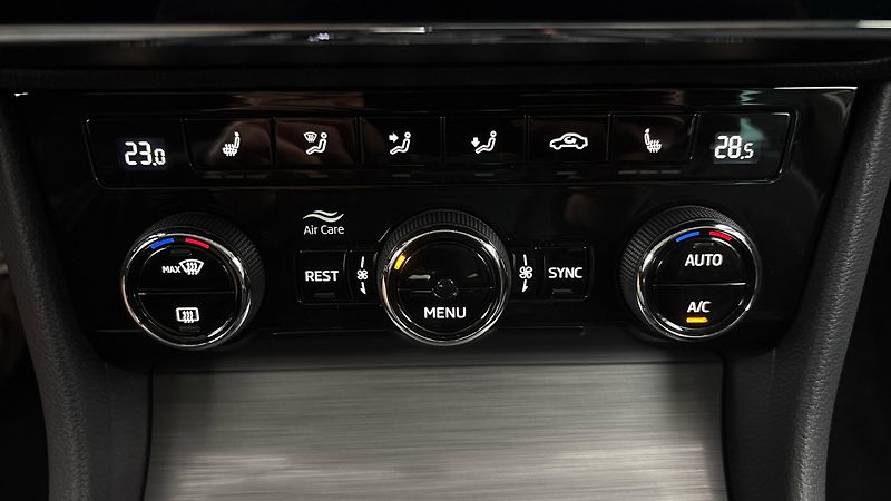 Škoda Superb 2.0 TDI DSG Style Combi - fotka 13 z 28