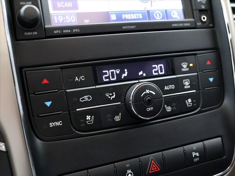 Jeep Grand Cherokee 3.0 CRD 177kW Overland 4WD Aut - fotka 26 z 37
