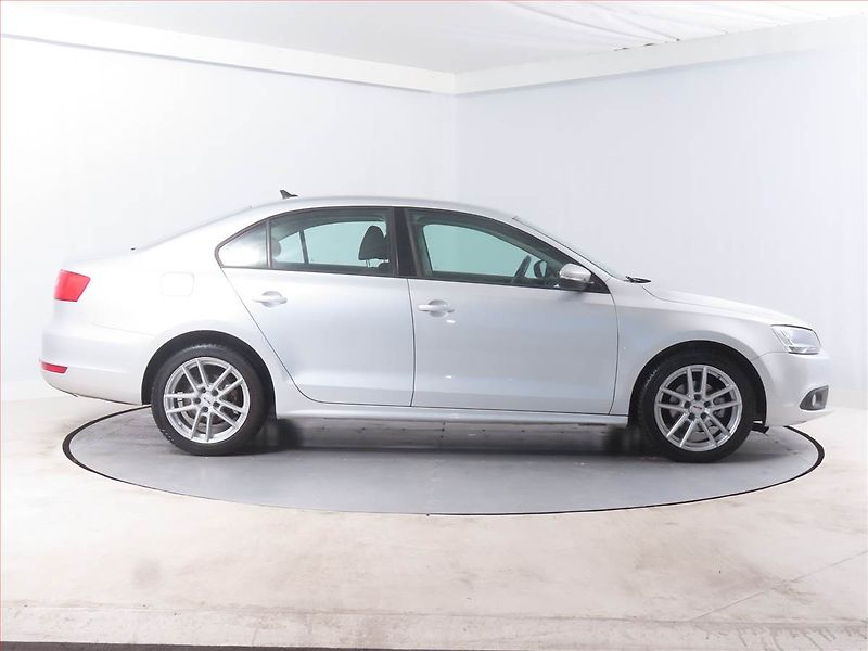 Volkswagen Jetta (2011) 1.6 TDI, Tempomat - fotka 6 z 13