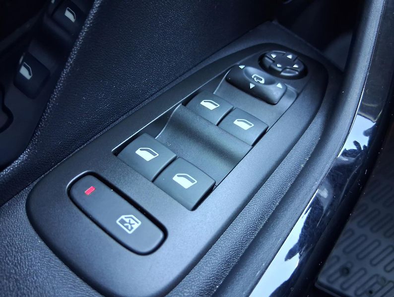 Peugeot 2008 GT LINE 1.2 PureTech 81 kW - fotka 24 z 30